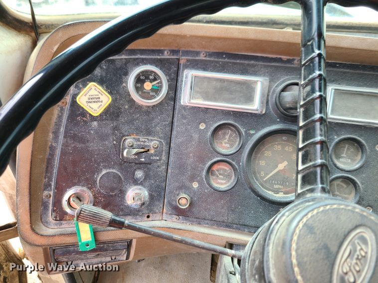 image for item GX9297 1995 Ford L8000  tank truck