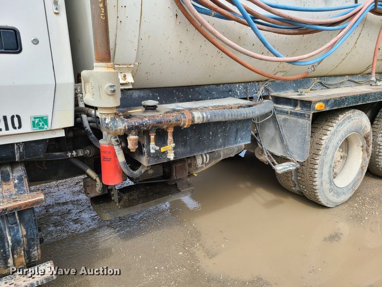 image for item GX9297 1995 Ford L8000  tank truck