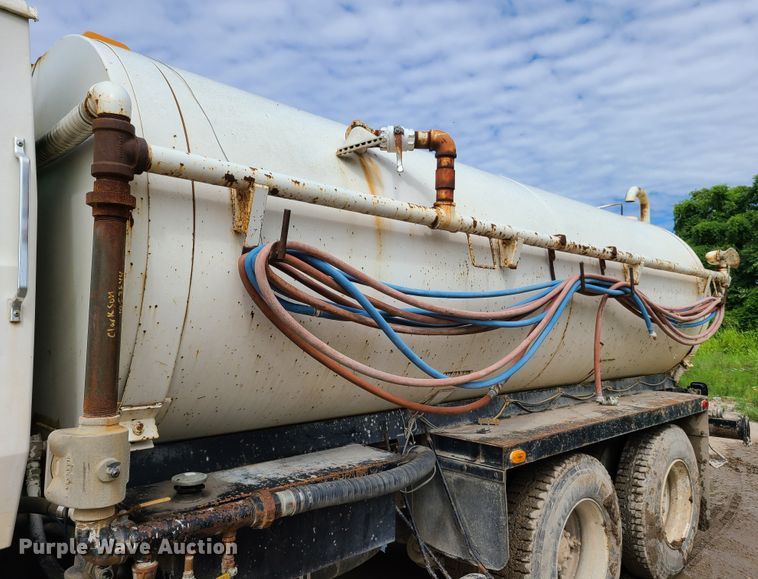 image for item GX9297 1995 Ford L8000  tank truck