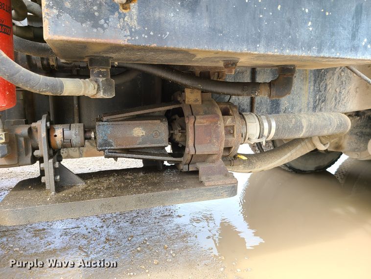 image for item GX9297 1995 Ford L8000  tank truck