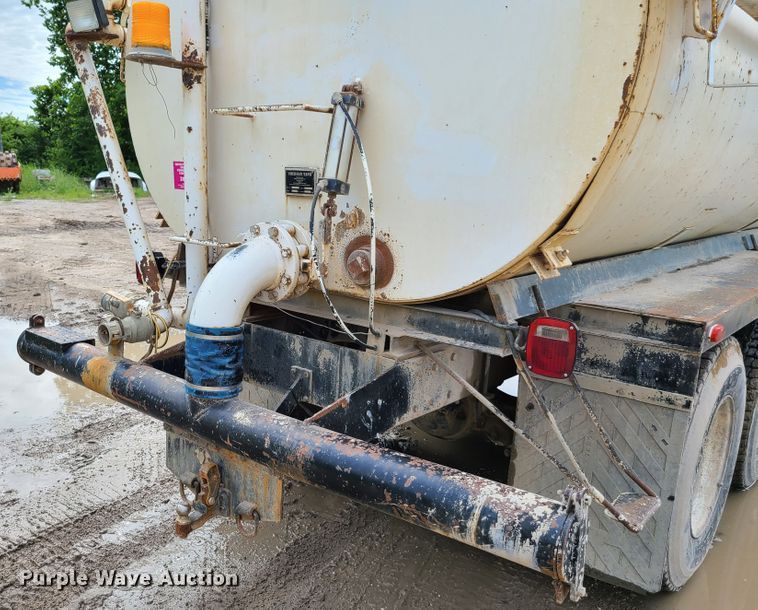 image for item GX9297 1995 Ford L8000  tank truck