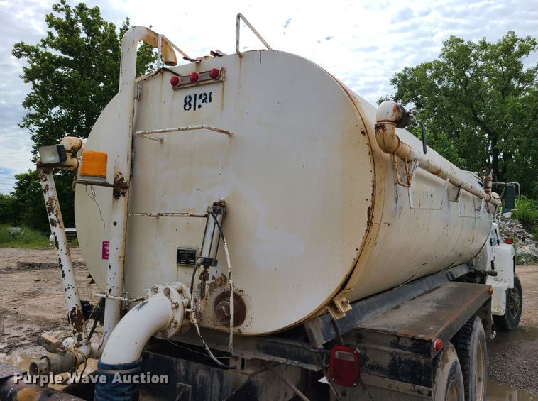 image for item GX9297 1995 Ford L8000  tank truck