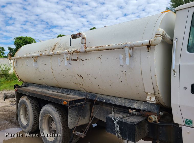 image for item GX9297 1995 Ford L8000  tank truck
