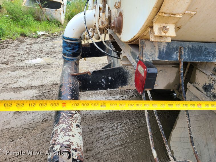 image for item GX9297 1995 Ford L8000  tank truck