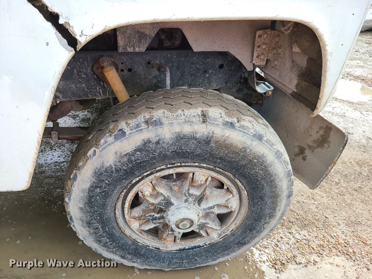 image for item GX9297 1995 Ford L8000  tank truck