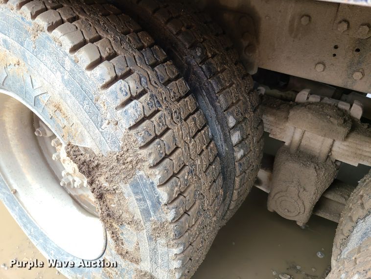 image for item GX9297 1995 Ford L8000  tank truck