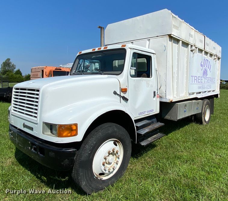 image for item HG9237 2001 International 4900  chip bed truck