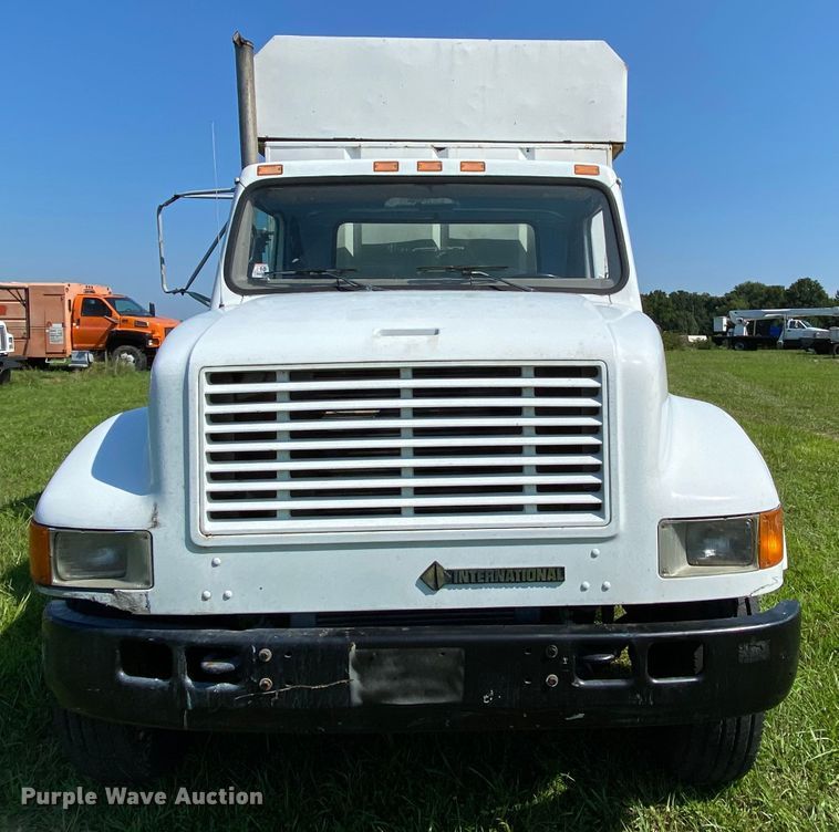 image for item HG9237 2001 International 4900  chip bed truck