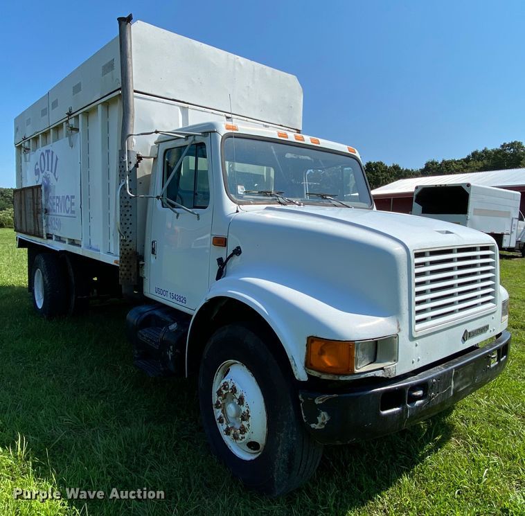 image for item HG9237 2001 International 4900  chip bed truck