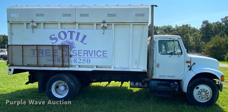 image for item HG9237 2001 International 4900  chip bed truck