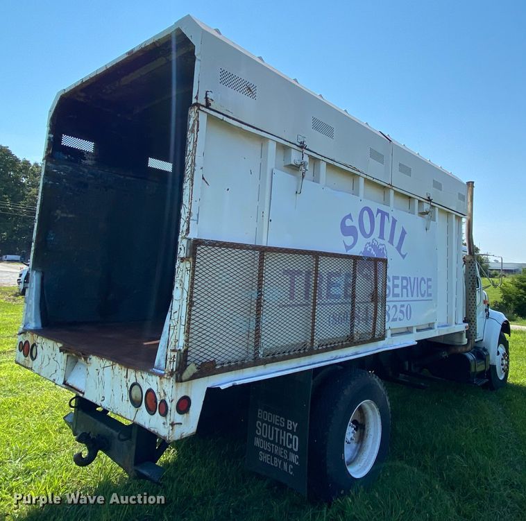 image for item HG9237 2001 International 4900  chip bed truck