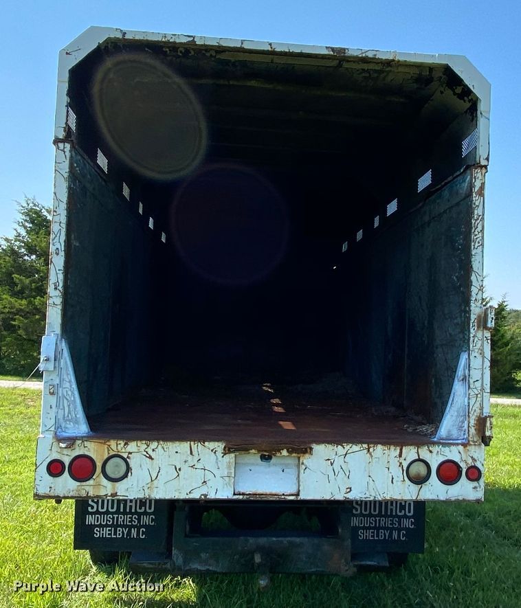 image for item HG9237 2001 International 4900  chip bed truck