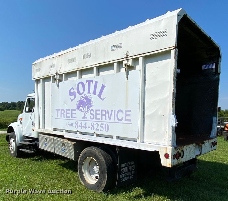 image for item HG9237 2001 International 4900  chip bed truck