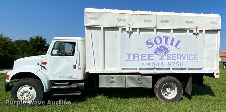 image for item HG9237 2001 International 4900  chip bed truck