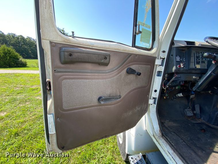 image for item HG9237 2001 International 4900  chip bed truck