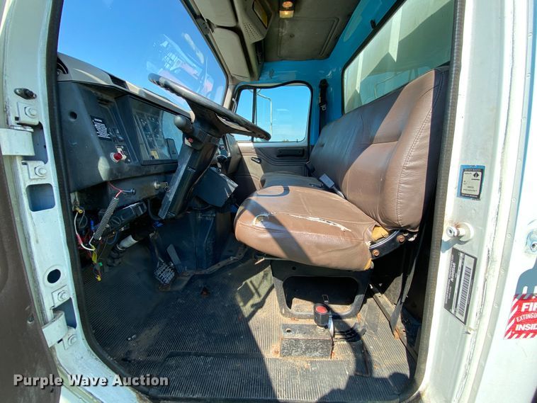 image for item HG9237 2001 International 4900  chip bed truck