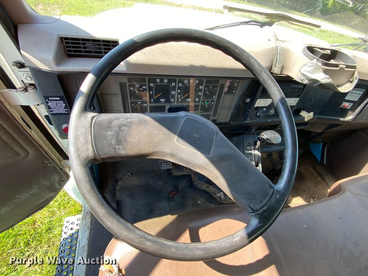 image for item HG9237 2001 International 4900  chip bed truck
