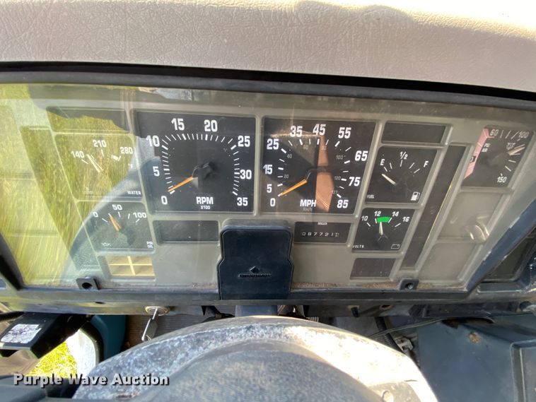 image for item HG9237 2001 International 4900  chip bed truck