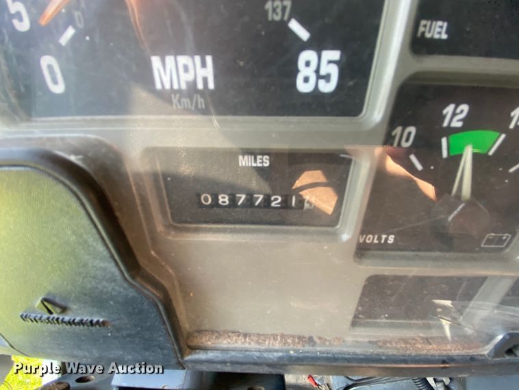 image for item HG9237 2001 International 4900  chip bed truck