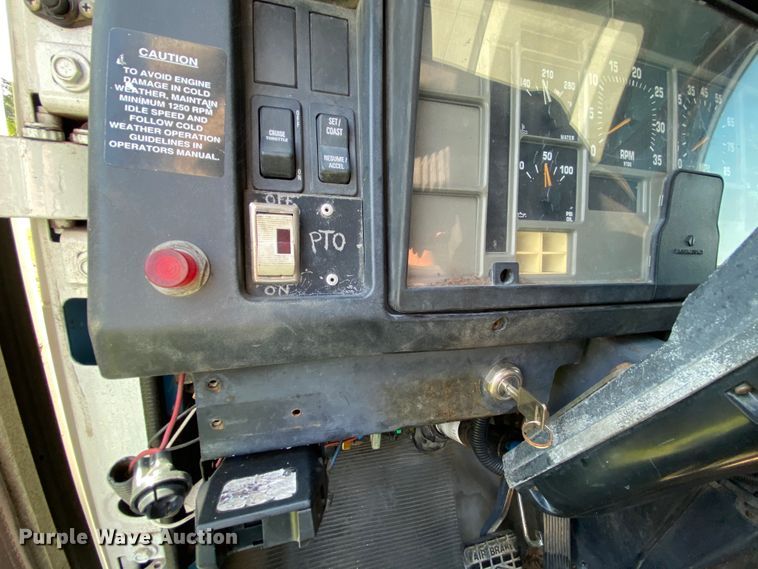 image for item HG9237 2001 International 4900  chip bed truck