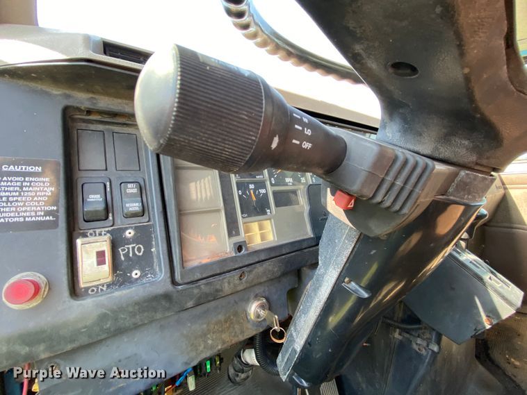 image for item HG9237 2001 International 4900  chip bed truck