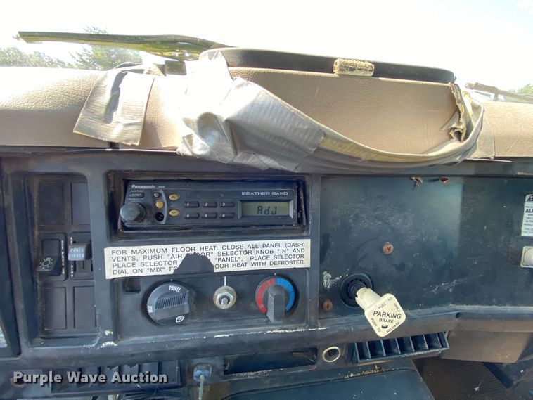 image for item HG9237 2001 International 4900  chip bed truck