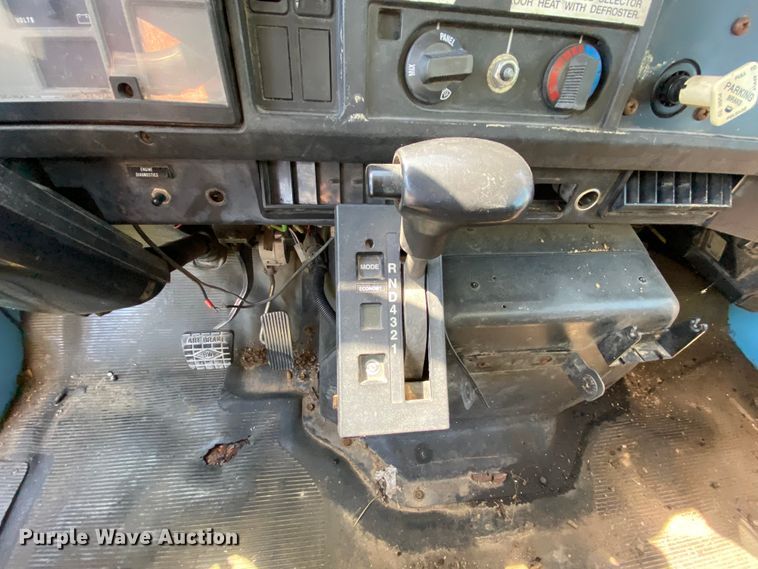 image for item HG9237 2001 International 4900  chip bed truck