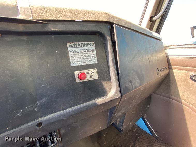 image for item HG9237 2001 International 4900  chip bed truck