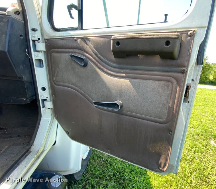 image for item HG9237 2001 International 4900  chip bed truck