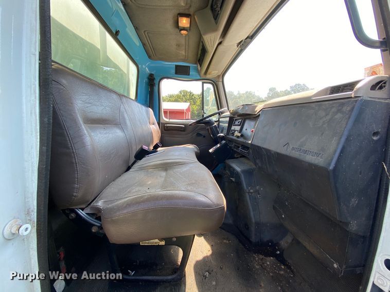 image for item HG9237 2001 International 4900  chip bed truck