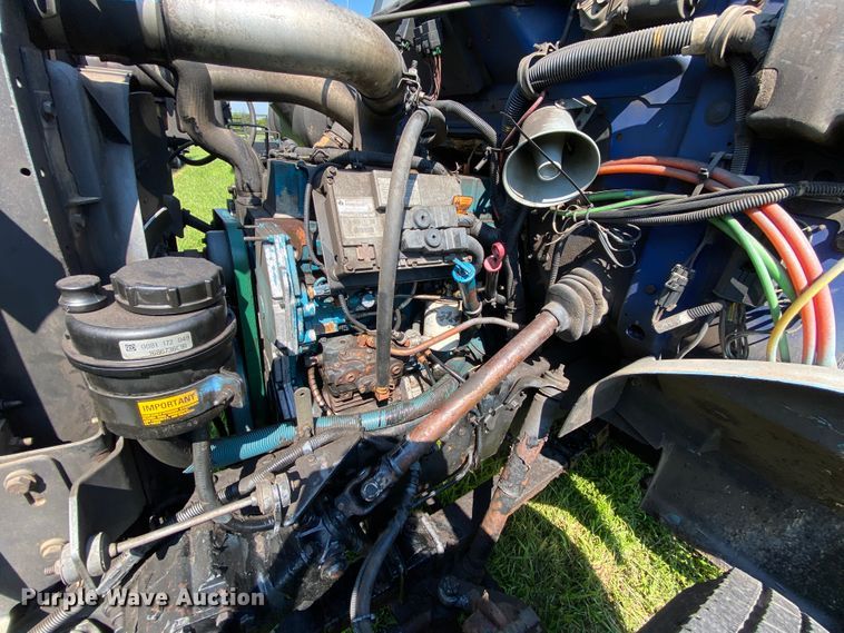 image for item HG9237 2001 International 4900  chip bed truck