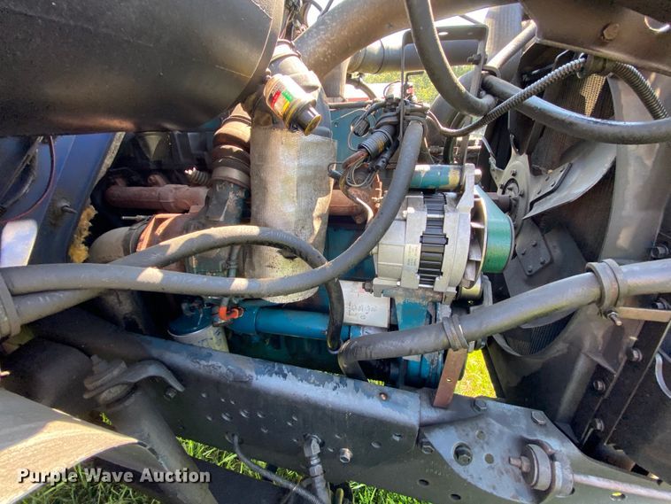 image for item HG9237 2001 International 4900  chip bed truck