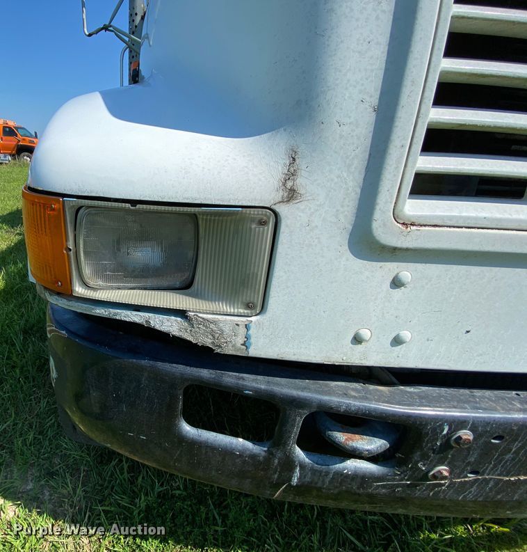 image for item HG9237 2001 International 4900  chip bed truck