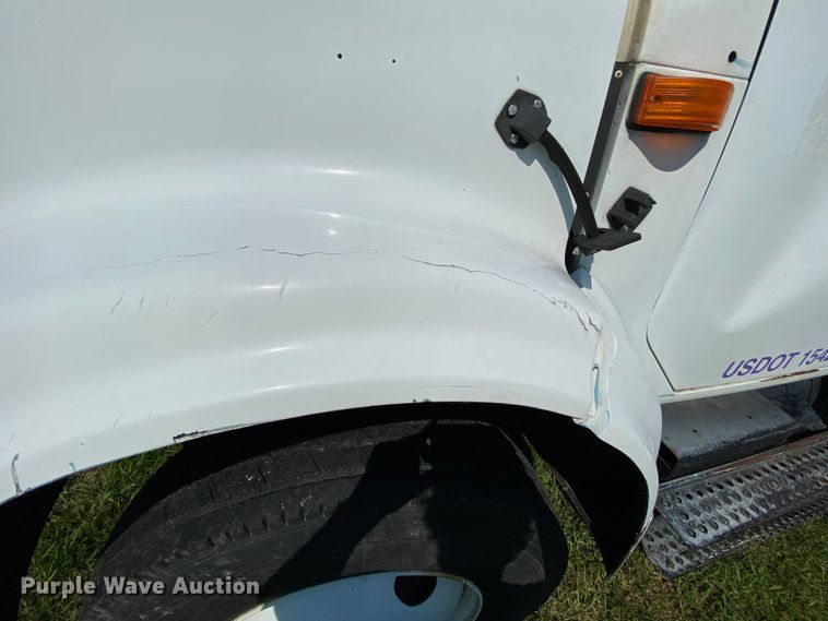 image for item HG9237 2001 International 4900  chip bed truck