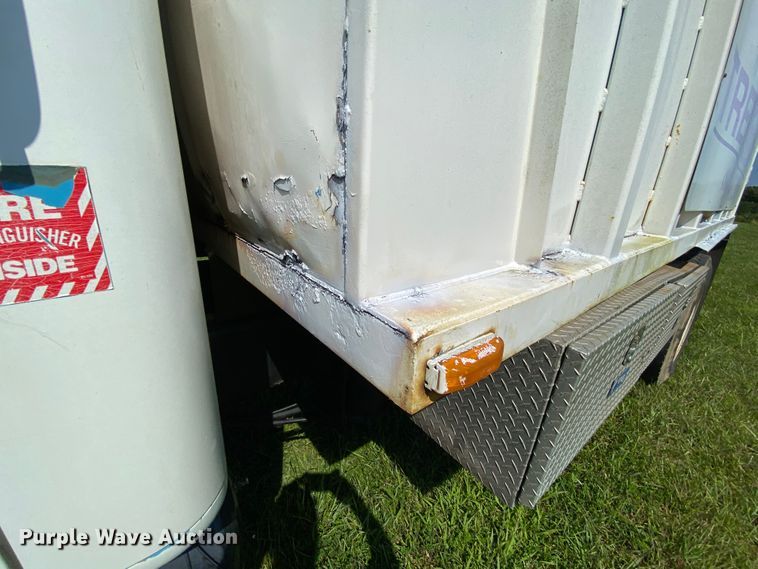 image for item HG9237 2001 International 4900  chip bed truck