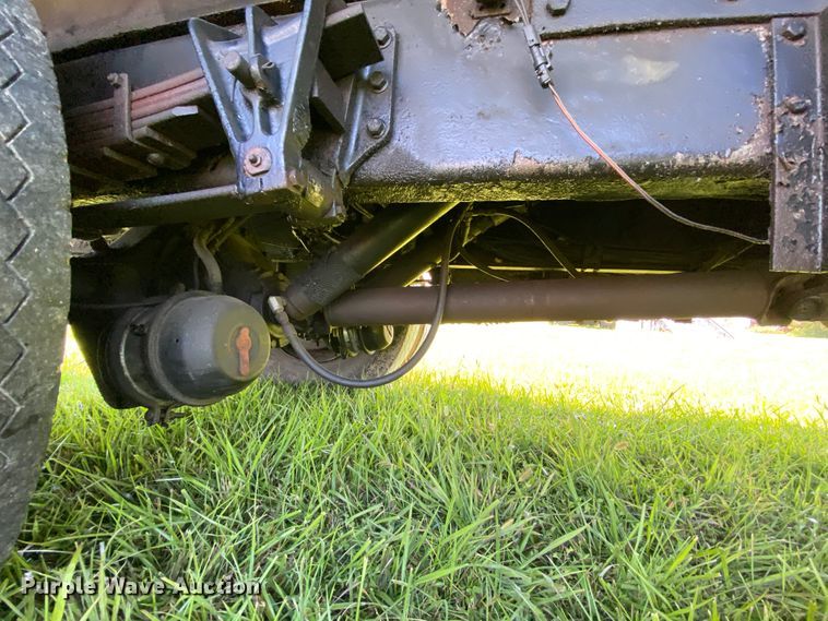 image for item HG9237 2001 International 4900  chip bed truck