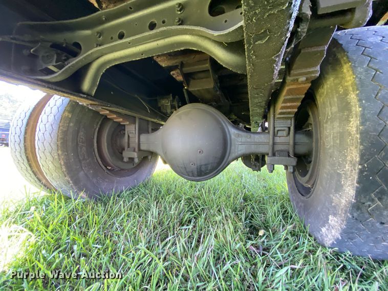 image for item HG9237 2001 International 4900  chip bed truck