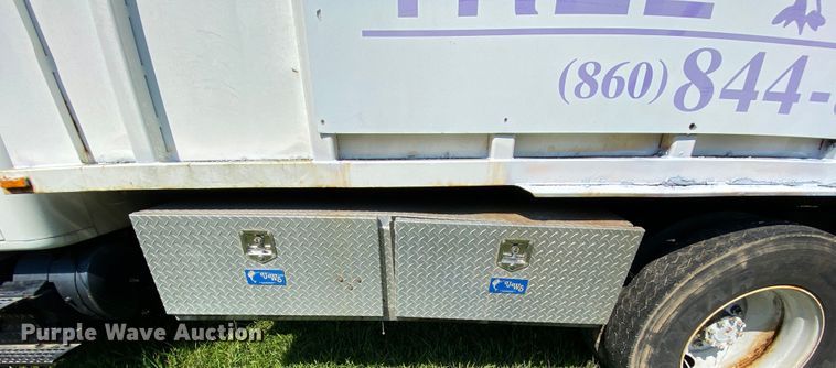 image for item HG9237 2001 International 4900  chip bed truck