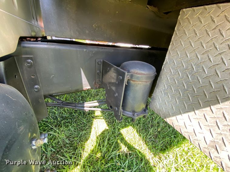 image for item HG9237 2001 International 4900  chip bed truck