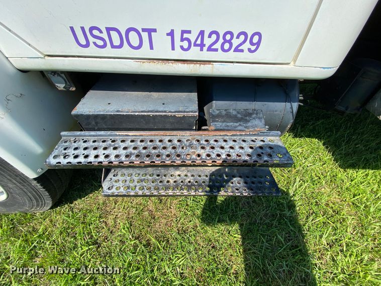 image for item HG9237 2001 International 4900  chip bed truck