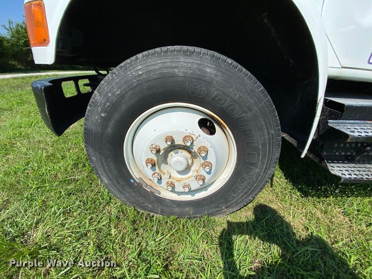 image for item HG9237 2001 International 4900  chip bed truck