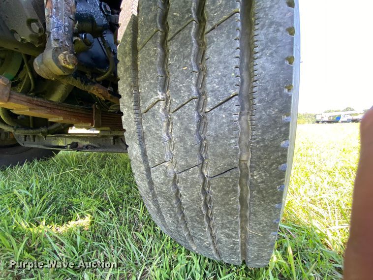 image for item HG9237 2001 International 4900  chip bed truck