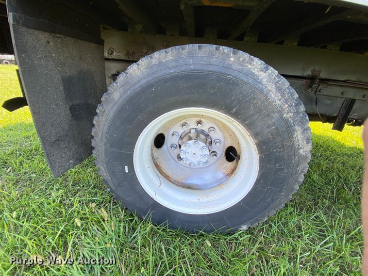 image for item HG9237 2001 International 4900  chip bed truck