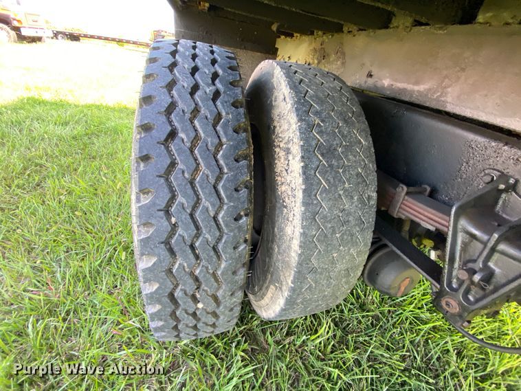 image for item HG9237 2001 International 4900  chip bed truck