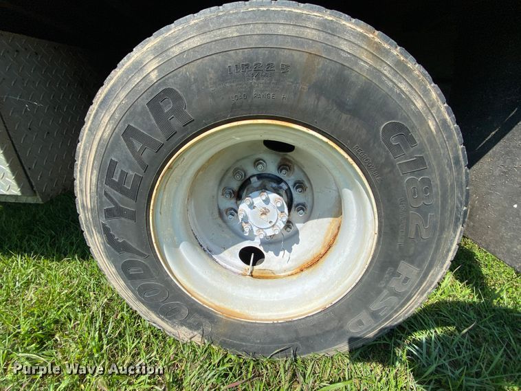 image for item HG9237 2001 International 4900  chip bed truck