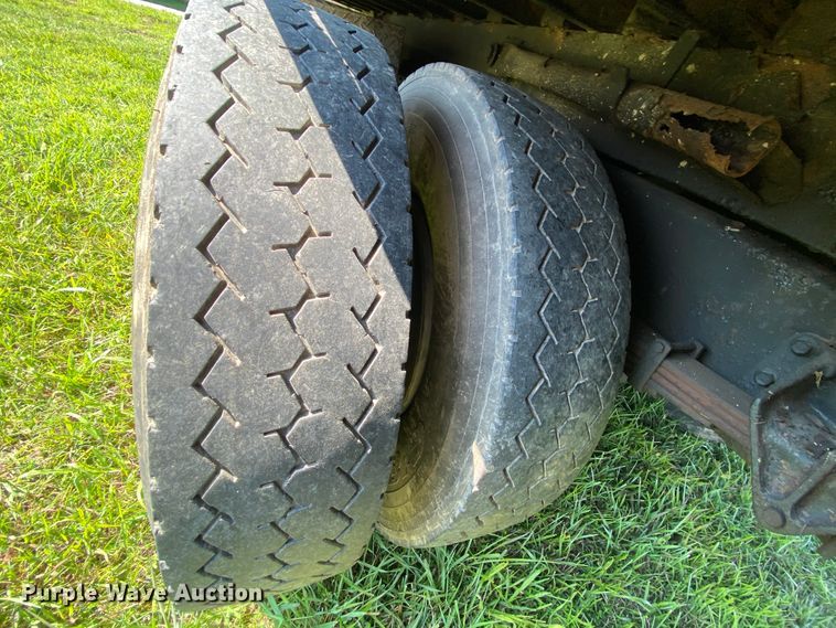 image for item HG9237 2001 International 4900  chip bed truck