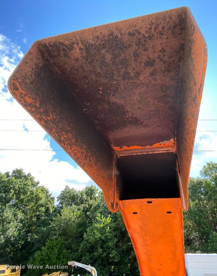 image for item HG9247 2010 Vermeer BC1000XL wood chipper