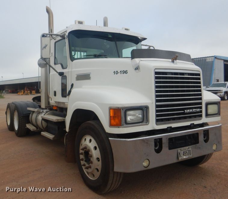 image for item DI0290 2008 Mack CHU613  semi truck