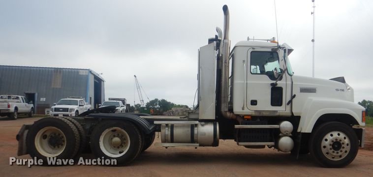 image for item DI0290 2008 Mack CHU613  semi truck