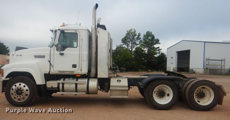 image for item DI0290 2008 Mack CHU613  semi truck